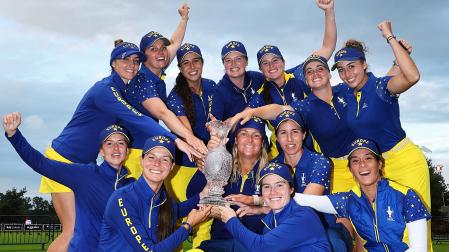 El equipo europeo con Carlota  Ciganda (dcha.) posa con la copa Solheim tras ganar a EE UU