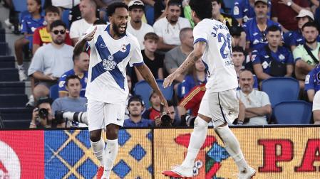 Pierre-Emerick Aubameyang celebra con un compañero su gol que sirvió para que el Dépor sacara un punto en Getafe