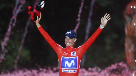 El ciclista Enric Mas, del Movistar, vencedor de La Vuelta, en el podio tras la 21 y última etapa con salida y meta en Granada