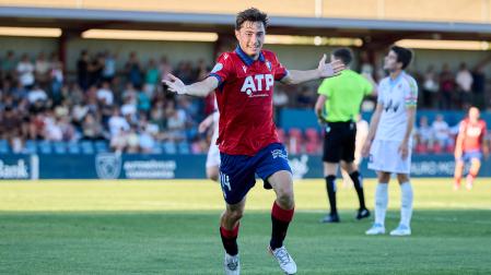 Yoel Villamayor celebra su gol que ponía el 1-1 en el marcador gracias a un gran pase de Asier Bonel