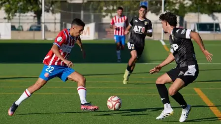 Javier González, del Girona, encara a Marco Martínez, del Tudelano