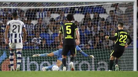 Alejandro Grimaldo marca con un toque sutil el penalti que ponía el 0-1 en el marcador