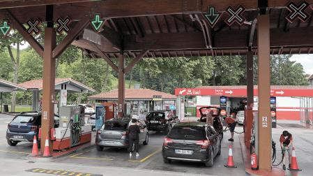 Varios coches franceses repostan en Dantxarinea