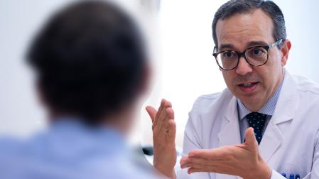 El Dr. Mario Riverol, especialista del Departamento de Neurología de la Clínica Universidad de Navarra
