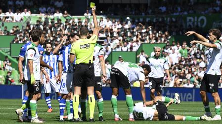 El colegiado Javier Alberola Rojas amonesta a un jugador del Alavés durante el partido