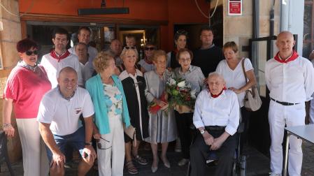 En el centro, con un ramo de flores y rodeada por autoridades locales y familiares, Clarita Olmedillo Aldasoro.
