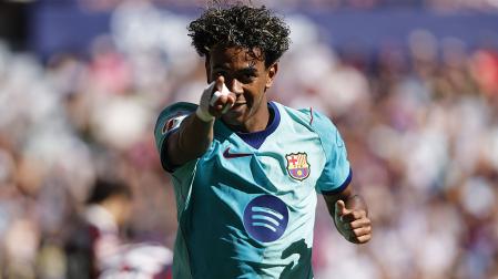 Lamine YAmal señala a la cámara tras anotar uno de sus dos goles contra el Levante en la Jornada 5 de LaLiga
