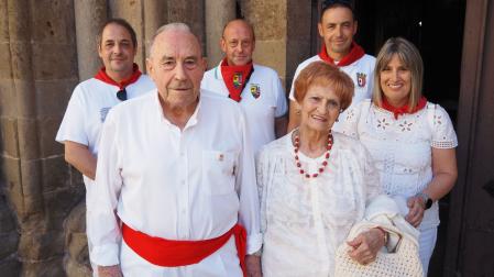 En primer plano, Francisco Miranda Beorlegui y su esposa Tere Zabaldica Azcárate, homenajeados en la parroquia. Tras ellos, de izda. a dcha., sus hijos Jesús Mª, Enrique y Fran, y su nuera Ana