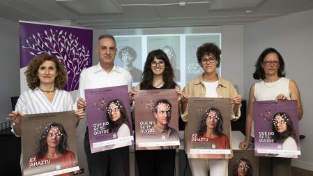 Idoia Lorea y Miguel Ángel Lerga (dcha) junto a miembros de AFAN.