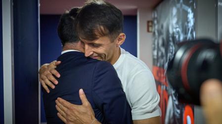 Abrazo entre Braulio Vázquez y Ante Budimir