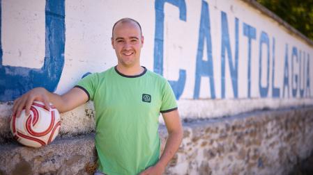 El delantero del Cantolagua Javi Ayesa, en el campo de Sangüesa, marcó el primer gol en el duelo en el que su equipo sumó la victoria