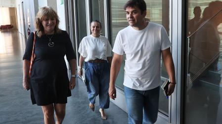 Los miembros de Geroa Bai, Ana Ollo, Blanca Regúlez y Pablo Azcona, camino de la reunión