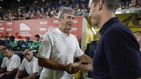 El entrenador del Betis Manuel Pellegrini (izda.) saluda a Íñigo Pérez, entrenador del Villarreal, antes del inicio del choque