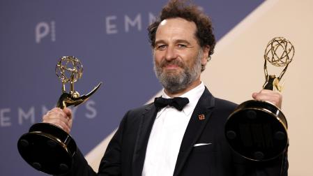 Matthew Rhys posa con dos premios Emmy por 'La maldición de Widow's Bay'
