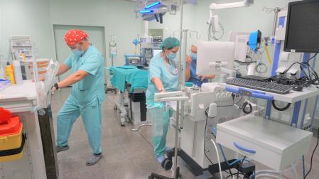 Profesionales trabajando en el nuevo quirófano del Hospital Reina Sofia de Tudela.