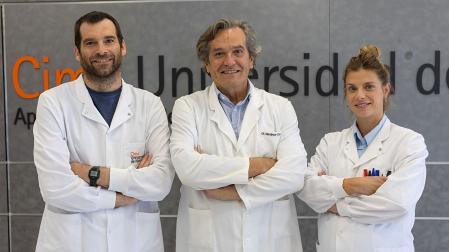 Los investigadores Ion Celay, José Ángel Martínez Climent y Miriam Recalde, autores principales del estudio