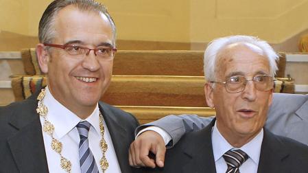 Enrique Maya y su padre, Isidoro Maya Echevarri, en 2011 en la investidura de Enrique como alcalde