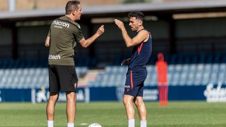 Luis MIguel Ramis y Kike Barja conversan durante el entrenamiento de este 15 de septiembre en Tajonar