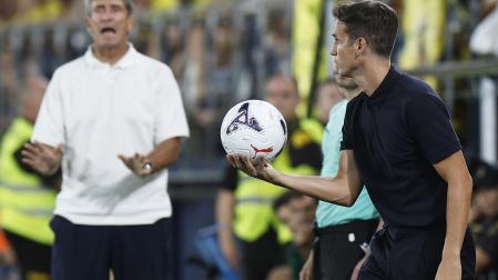 El entrenador del Villarreal, Iñigo Pérez, durante el partido contra el Real Betis en el estadio de La Cerámica