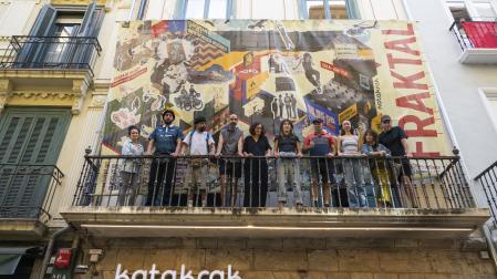 Parte del equipo que forma parte del proyecto Fraktal, un albergue de emergencia habitacional