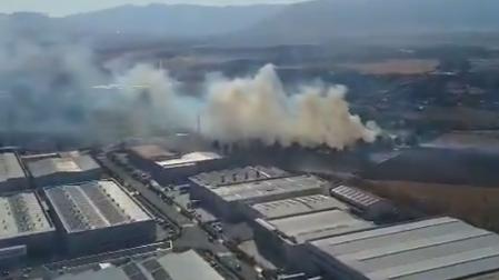El incendio, que ha comenzado este martes en una cuneta de la A-15 se encuentra muy cerca del polígono industrial de Arazuri