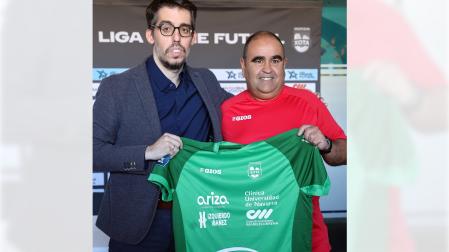 Asier Cotelo, presidente del Xota posa junto a Gonzalo Iglesias, ‘Morenín’ el nuevo entrenador del club