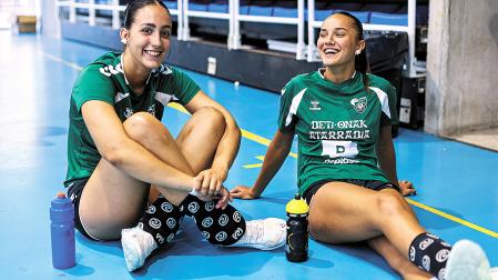 Inés García y Kattalin Echegaray, de 15 y 16 años, navarras internacionales del Replasa Beti Onak.