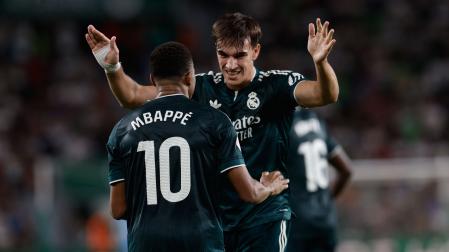 El delantero del Real Madrid Carlos Espí (d) celebra con Mbappé su gol de la victoria frente a el Elche