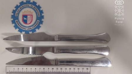 Cuchillos intervenidos al detenido en el momento de la intervención