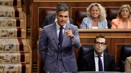 El presidente del Gobierno, Pedro Sánchez (i) interviene junto con el vicepresidente primero y ministro de Economía Carlos Cuerpo (d)