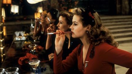 Alicia Silverstone, en primer plano, con sus compañeras, en la versión de Kenneth Branagh de 'Trabajos de amor perdido'.