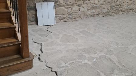 Detalle de una de las grietas aparecidas en el suelo de la antigua ermita de San Urbano.