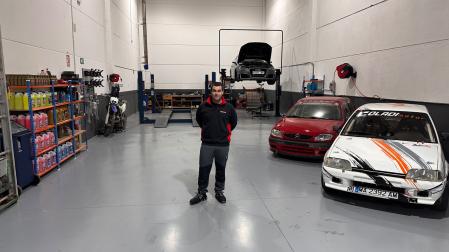 El alsasuarra Josu Olmos Arnanz en su nuevo taller mecánico.