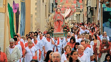Procesión con la imagen de Santa Eufemia en fiestas de Villafranca