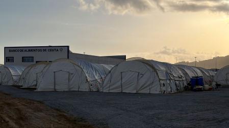 Campamento levantado por el Gobierno en el muelle de Poniente de Ceuta para albergar a más de 1.000 personas