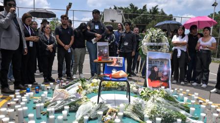 Alumnos del Instituto de Ciencias de la Educación de la Universidad Autónoma del Estado de Morelos, en un homenaje póstumo a la estudiante española Claudia Tacoronte asesinada el pasado sábado