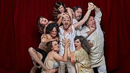 El cantante Coque Malla (centro) encabeza el reparto de La ópera de los tres centavos
