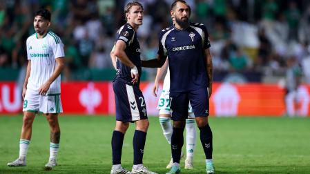 Carl Starfelt y Borja Iglesias tras la derrota del Celta en el primer partido de la fase liguera de la UEFA Europa League frentre al Omonia FC en Nicosia