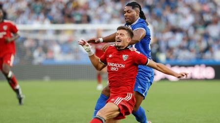 El jugador del Deportivo Adama Traoré (d) disputa un balón con el jugador del Sevilla Kike Salas