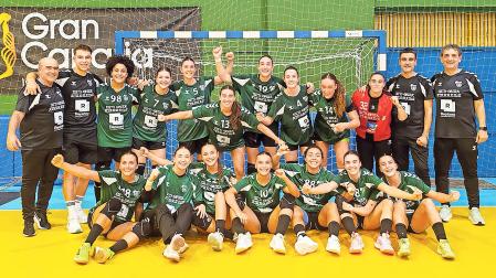 Las jugadoras del Replasa Beti-Onak celebraron la victoria en tierras canarias al concluir el partido