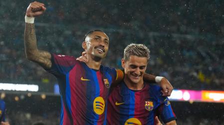 El delantero del Barcelona Raphinha celebra con Gavi tras marcar el 5-2, durante el partido frente al Racing de Santander