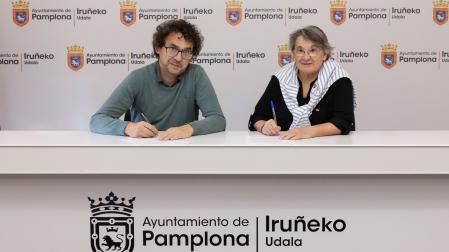 El concejal de Acción Social del Ayuntamiento, Txema Mauleón Echeverría, y la presidenta de la Fundación Banco de Alimentos de Navarra, María Soledad Villar Lecumberri.
