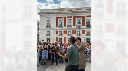 El cantante navarro Inazio ha ofrecido este jueves una actuación sorpresa en la Puerta del Sol con motivo de la Semana Europea de la Movilidad