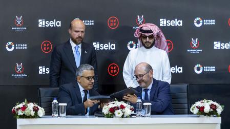 El presidente de la Real Federación Española de Fútbol (RFEF), Rafael Louzán (dcha., sentado), firmó en Estambul el acuerdo para la organización por primera vez en esta ciudad de la Supercopa del próximo año, programada del 2 al 6 de febrero, y en la que participarán Barcelona, Real Madrid, Real Sociedad y Atlético de Madrid