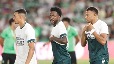 Los jugadores del Real Madrid y Elche salieron al campo con una camiseta en apoyo a Ceuta pero Vinicius, Mbappé y Konaté las llevaron dobladas, sin que se pudiera leer el mensaje 'Todos somos caballas'