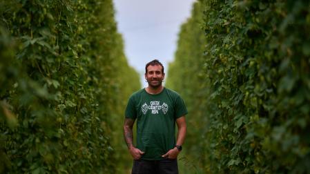 Juan Eraso Zabalegui, en una finca de lúpulo lista para ser recolectada. Las plantas son trepadoras y crecen cada año hasta 6 metros. En la recolección se cortan casi a ras de suelo
