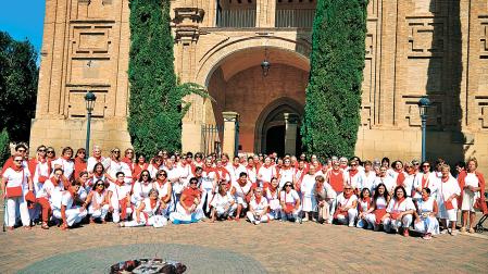 Las mujeres posan para la fotografía de familia frente a la basílica de la Virgen del Castellar