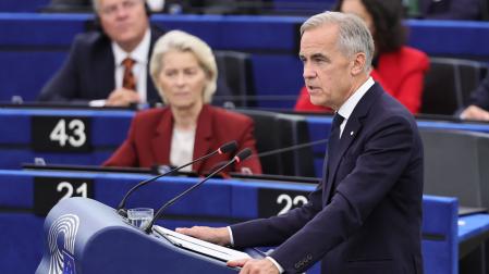 El primer ministro de Canadá, Mark Carney, se dirige a los miembros del Parlamento Europeo en Estrasburgo ante la presidenta de la Comisión Europea, Ursula von der Leyen