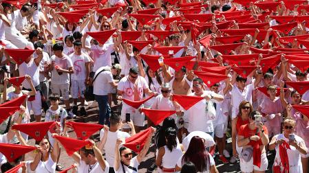 Pañuelos en alto el día del cohete que abrió las fiestas de Peralta