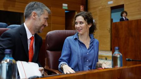 La presidenta de la Comunidad de Madrid, Isabel Díaz Ayuso, conversa con su consejero de Presidencia, Justicia y Administración Local, Miguel Ángel García (i), a su llegada a la Asamblea de Madrid para asistir a un nuevo pleno